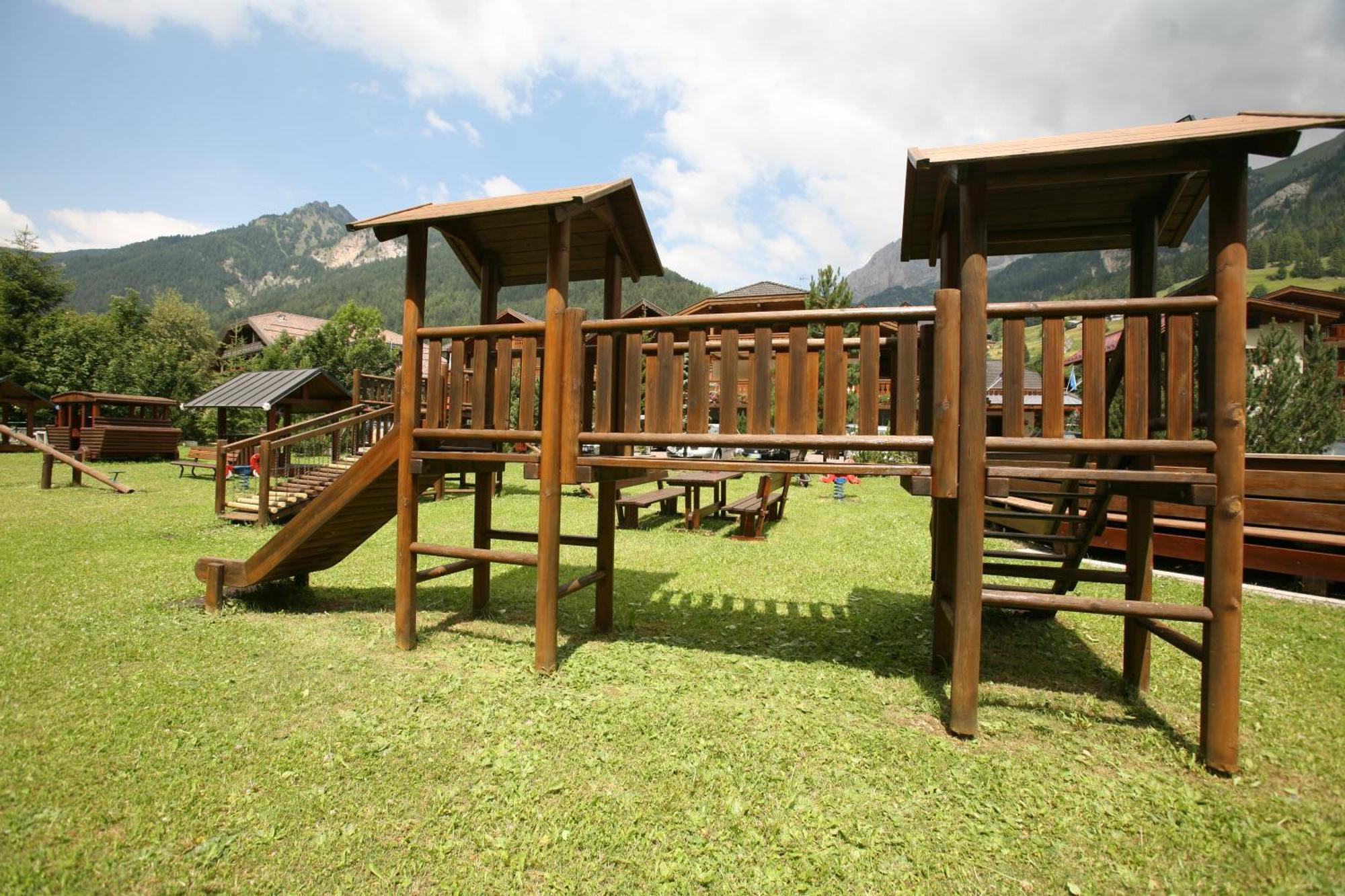 Hotel Sella Ronda Serenella Campitello di Fassa Exterior foto